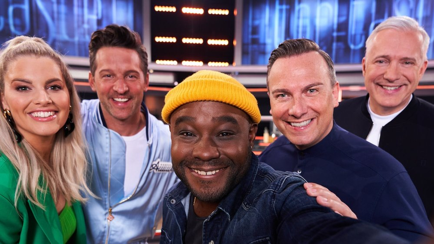 as "The Taste"-Team der kommenden Staffel v.l.n.r.: Moderatorin Angelina Kirsch und die Coaches Alexander Kumptner, Nelson Müller, Tim Raue und Alexander Herrmann. | © Sat.1