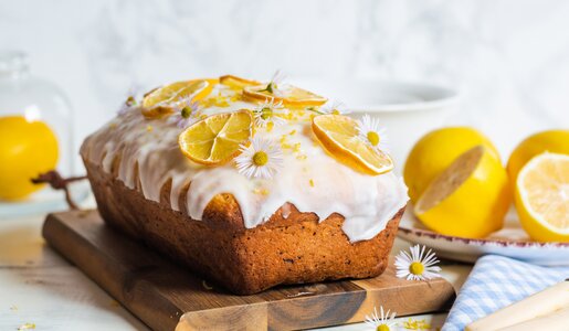 Joghurtkuchen mit Zitronenglasur auf einem Brett angerichtet. | © Getty Images / Rome2015