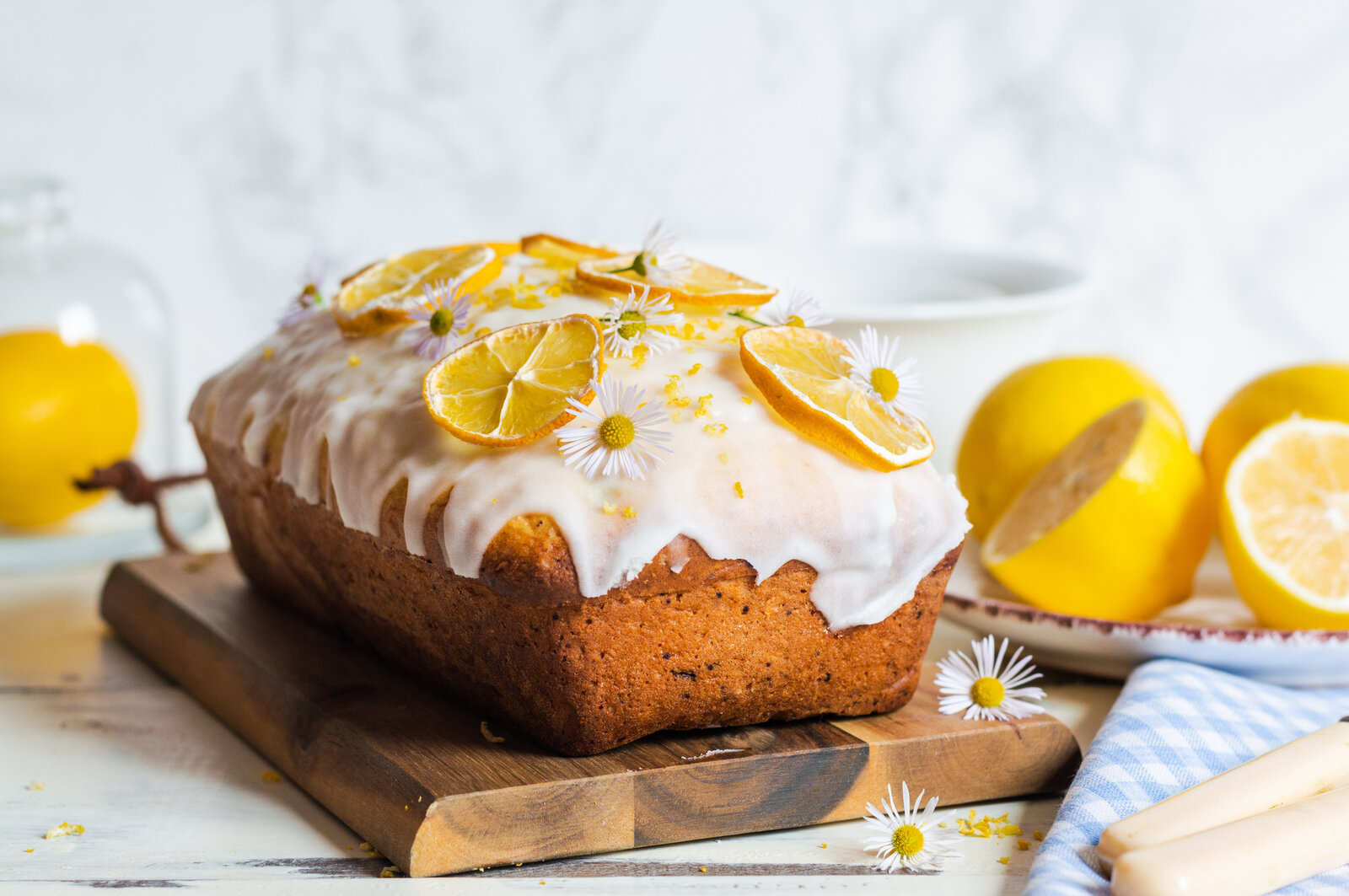 Joghurtkuchen mit Zitronenglasur auf einem Brett angerichtet. | © Getty Images / Rome2015