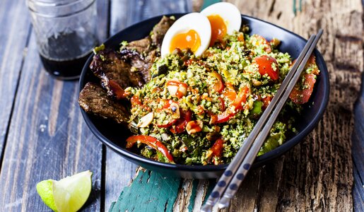 Salat mit Rindfleischstreifen, Brokkoli und anderen frischen Zutaten in einer Schüssel angerichtet. | © Getty Images / Westend61