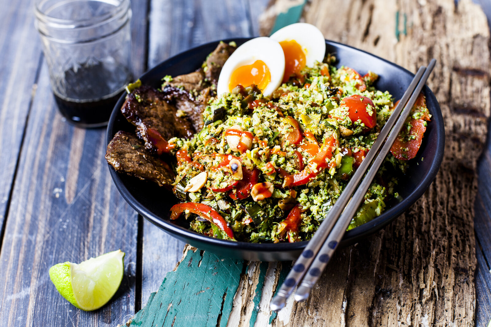 Salat mit Rindfleischstreifen, Brokkoli und anderen frischen Zutaten in einer Schüssel angerichtet. | © Getty Images / Westend61