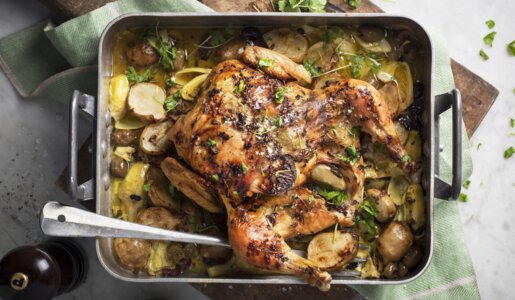 Ganzen Hähnchen mit Zitrone, Pilzen und Gewürzen in Auflaufform, direkt aus dem Ofen kommend. | © Getty Images / Johner Images