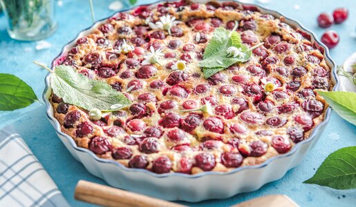 Kirsch-Joghurtkuchen in Backform in sommerlicher Athmosphere. | © Adobe Stock / Maria