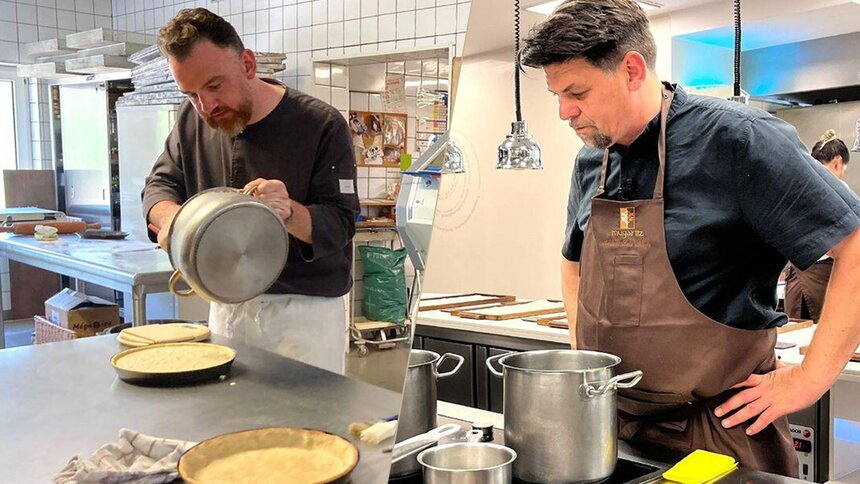Tim Mälzer vs. René Frank war das zweite Duell bei der aktuellen Staffel von "Kitchen Impossible" | © VOX