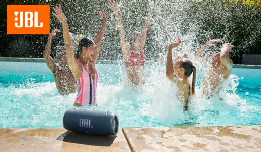 Jugendliche in Badekleidung genießen Wasserspaß im Pool, JBL Xtreme 4 Bluetooth-Lautsprecher im Vordergrund am Rand. | © Amazon/JBL