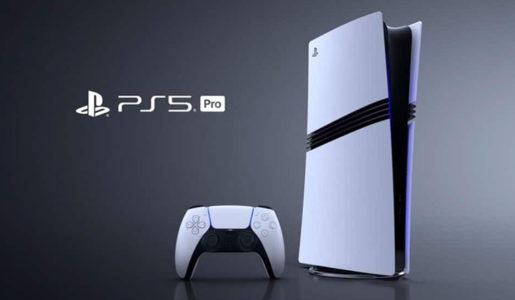 Die PlayStation 5 Pro mit weißem Gehäuse und dunklen Lamellen steht neben einem DualSense-Controller auf dunklem Hintergrund. | © Sony