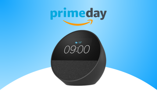 Das Logo vom Amazon Prime Day 2024, darunter der Echo Spot mit digitaler Uhr-Anzeige in Schwarz | © Amazon