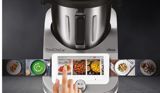 Eine Hand wählt auf dem Display einer Thermomix-Alternative von Ufesa ein Rezept aus, während darunter Bilder von Gerichten angezeigt werden. | © Amazon/Ufesa