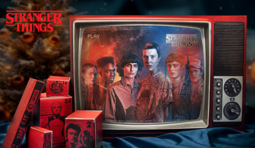 Der Stranger Things Adventskalender: Eine Gruppe junger Teenager in 80er-Jahre-Kleidung ist auf einem alten Röhrenfernseher in einer Szene der Serie "Stranger Things" abgebildet. | © Amazon/Cinereplicas