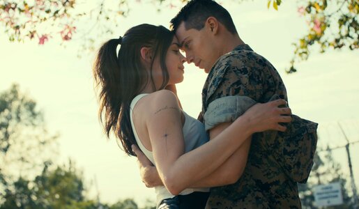 Sofia Carson als Cassie, Nicholas Galitzine als Luke in Purple Hearts.  | © Courtesy of Netflix © 2022.