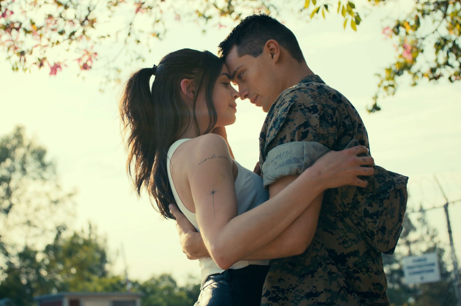 Sofia Carson als Cassie, Nicholas Galitzine als Luke in Purple Hearts.  | © Courtesy of Netflix © 2022.