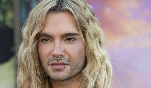 Ein Portrait von Bill Kaulitz vor verschwommenem Hintergrund | © Imago Images / Paul Smith Featureflash