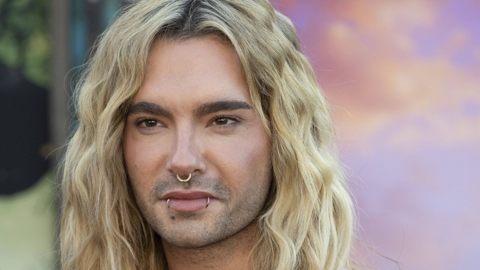 Ein Portrait von Bill Kaulitz vor verschwommenem Hintergrund | © Imago Images / Paul Smith Featureflash