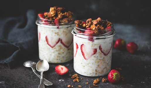 Overnight Oats mit Erdbeeren | © Getty Images / Arx0nt