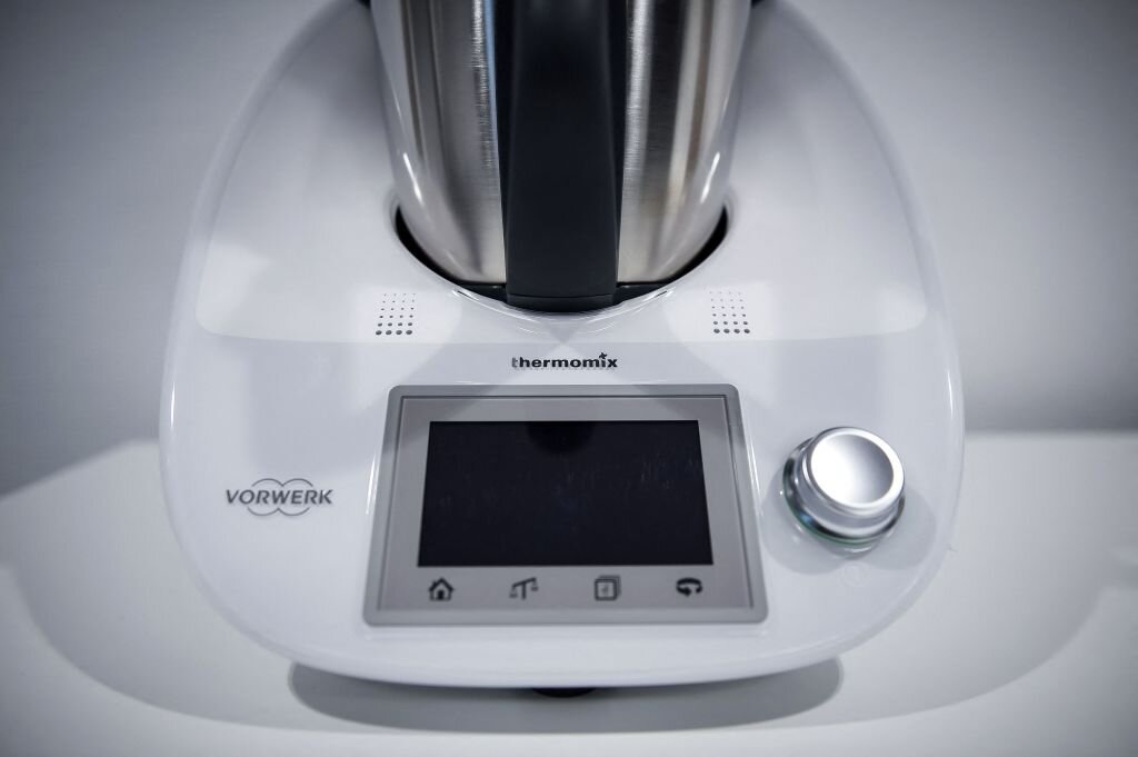Thermomix in der Nahaufnahme, Blick auf das Display. | © Getty Images / GUILLAUME SOUVANT / Freier Fotograf