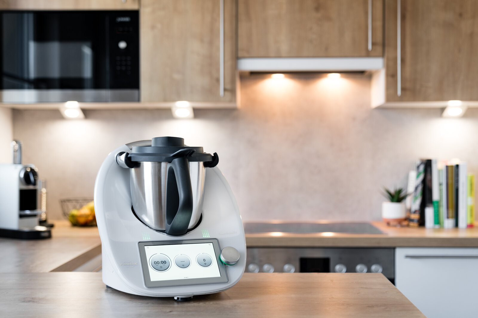 Blitzeblanker Thermomix steht auf einer Küchenzeile | ©  Vorwerk