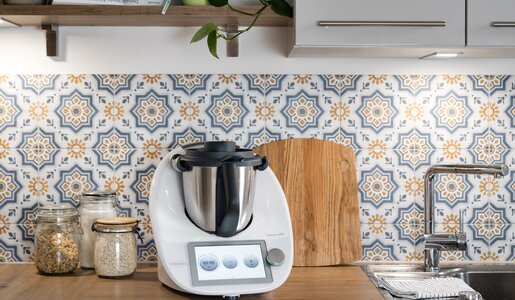 Unbeschädigter Thermomix steht auf einer Küchenzeile | ©  Vorwerk