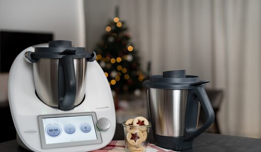 Thermomix Küchenmaschine mit viel Zusatzmaterial in Schwarz und Silber | © Amazon
