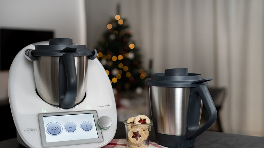 Thermomix Küchenmaschine mit viel Zusatzmaterial in Schwarz und Silber | © Amazon