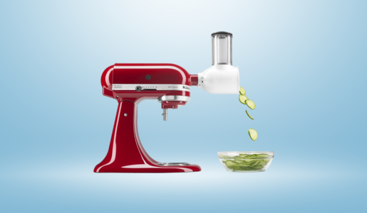 KitchenAid-Küchenmaschine in rot mit Schneideaufsatz mit Gurken, die in eine Schüssel fallen | © Amazon