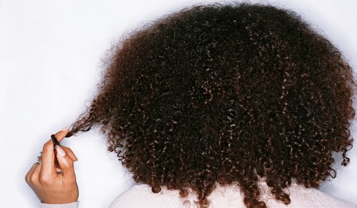 Curly Hair Method: eine Frau von hinten, die ihre Locken zeigt | © Getty/Romilly Lockyer  