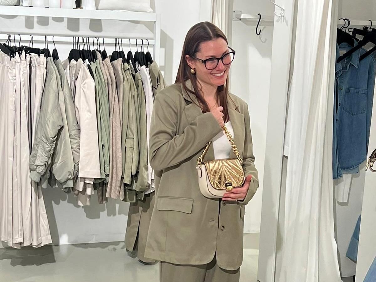 Frau steht in der Umkleide eines Bekleidungsgeschäfts und hat eine Tasche in der Hand | © RTL/Constantin Ent.