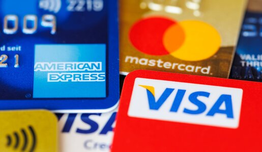 Nahaufnahme verschiedener Kreditkarten von American Express, Mastercard und Visa in unterschiedlichen Farben. | © IMAGO/Aviation-Stock