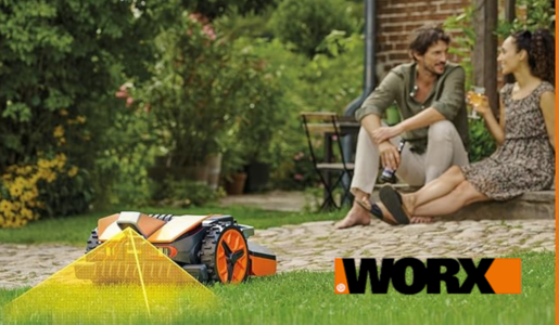 WORX Landroid Vision Mähroboter ohne Begrenzungskabel bei der ARbeit mit sichtbarem Sensor um den Boden zu erkennen. | © Amazon/WORX