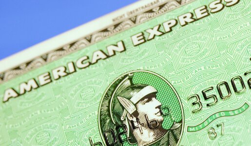 Detailansicht einer American Express Karte, die den markanten römischen Kopf in einem Kreis auf grünem Muster zeigt. | © IMAGO/Panthermedia