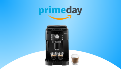 De'Longhi-Kaffeemaschine mit zwei Espressogläsern und einem Latte Macchiato, auf blauem Hintergrund, darüber das Logo des Prime Deal Day 2024. | © Amazon/De'Longhi