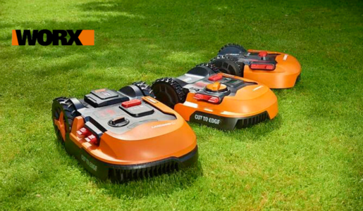 Drei orangefarbene WORX Landroid-Rasenmähroboter stehen nebeneinander auf grünem Rasen bei sonnigem Wetter. | © Amazon/WORX