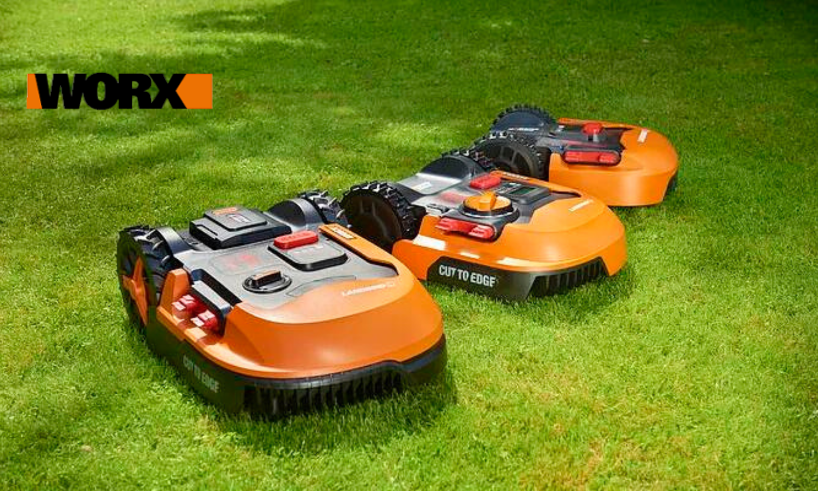 Drei orangefarbene WORX Landroid-Rasenmähroboter stehen nebeneinander auf grünem Rasen bei sonnigem Wetter. | © Amazon/WORX