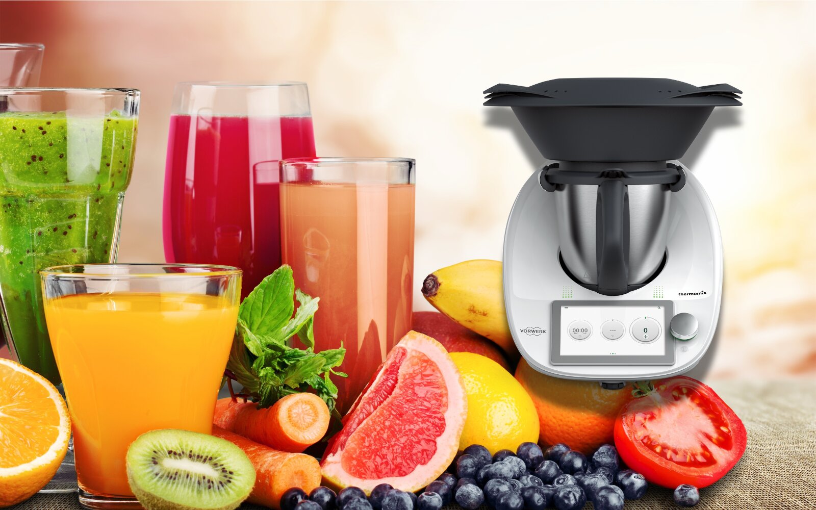 Verschiedene Obst- und Gemüsesorten vor einem Thermomix mit Gläsern voller Smoothies und Säften in frischen Farben. | © Adobe Stock/ BillionPhotos.com/ Thermomix