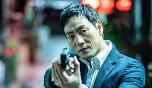 Park Hae-soo  mit Waffe im Anschlag in einer Szene des Netflix-Films "Yaksha: Ruthless Operations" | © Netflix/jeongkyunghwa