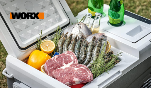 Offene  WORX Kühlbox mit Fleisch, Garnelen, Fischen, Zitronen, gelber Paprika und Rosmarinzweigen, daneben grüne Flaschen und das WORX-Logo. | © Amazon/WORX